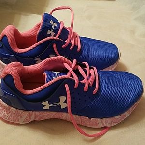 Girl Under Armour tennis shoes